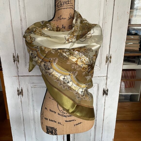 Women's Large 40' Square Scarf w/ Gold and White Baroque Floral Pattern - Picture 1 of 14